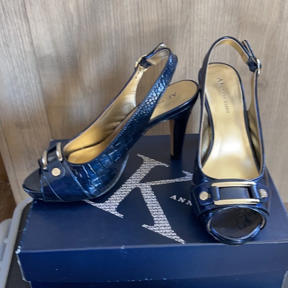 Gorgeous Anne Klein Ladies Heels…Navy Blue Patent w/ gold accent .. - Picture 2 of 9